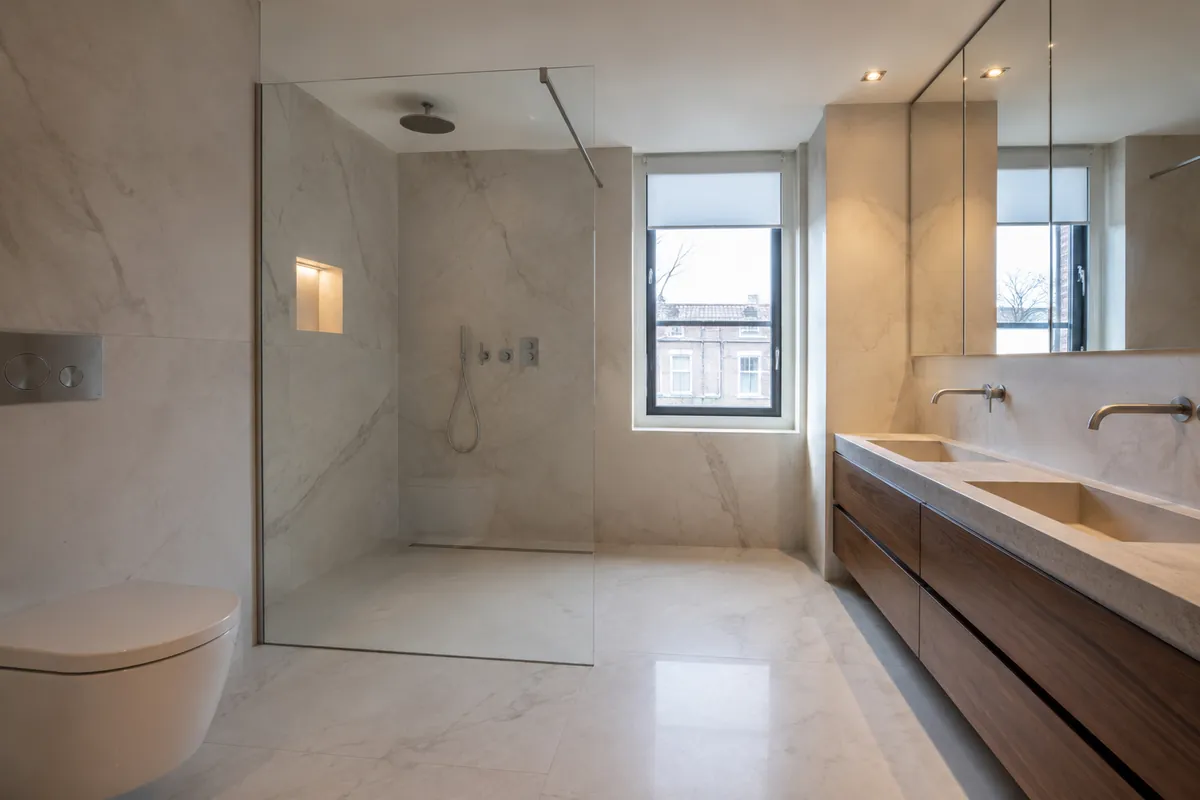 Badkamer met marmerlook tegels en inloopdouche, Arnhem